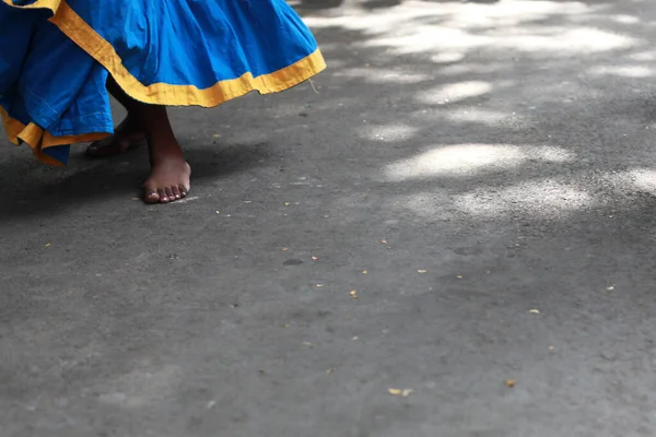 Uma Mulher Descalça Dançando Enquanto Celebra Nas Ruas Cuba — Fotografia de Stock