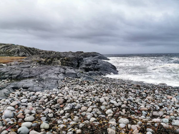 Över Vågor Som Träffar Den Steniga Stranden Molen Norge Dyster — Stockfoto