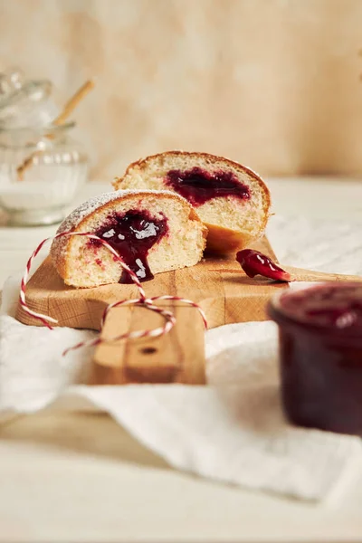 Primer Plano Vertical Bollos Con Marmelade Una Tabla Madera Atada — Foto de Stock