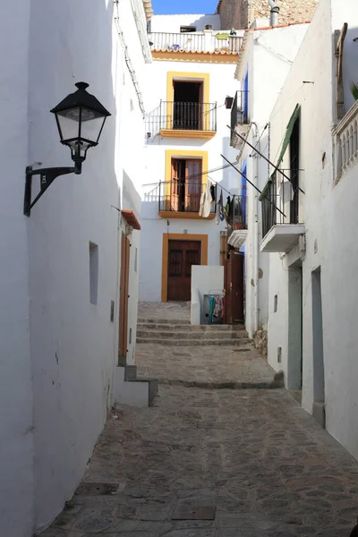 Plano Vertical Callejón Entre Dos Edificios Pintados Blanco Ibiza España — Foto de Stock