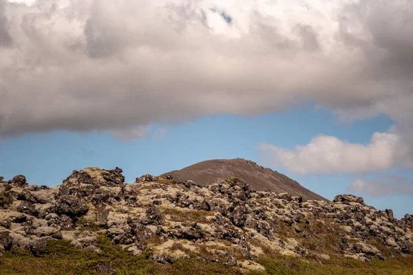 Kleine Moos Und Felsbedeckte Hügel Unter Blauem Bewölkten Himmel Tag — Stockfoto