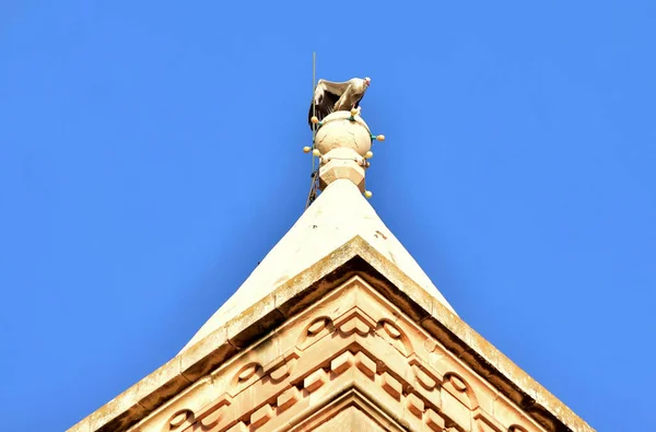 ビルゼブガ マルタ 2015年10月17日 白コウノトリ シコニアシコニア マルタ島に移住 背の高いカトリック教会の鐘楼 Birzebbugaの上に休んでいる大きな鳥のバランス — ストック写真
