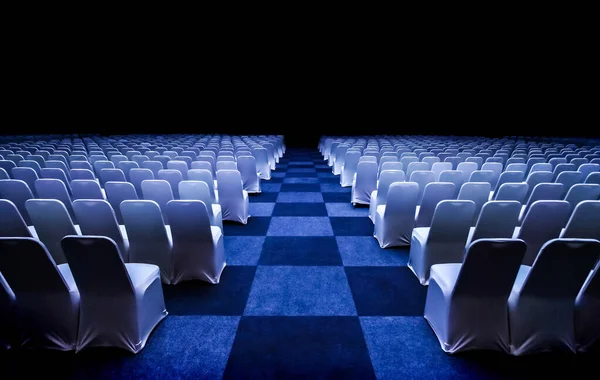Prázdná Hala Kostkovanou Podlahou Židlemi Potaženými Bílou Látkou — Stock fotografie