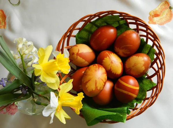 Αυγά Για Πάσχα Βαμμένα Φυσικό Χρώμα Των Φλούδων Κρεμμυδιού Και — Φωτογραφία Αρχείου