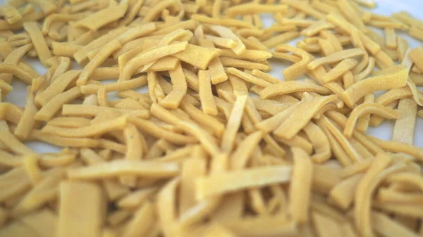 Selective Focus Cut Fresh Raw Homemade Pasta Board — Stock Photo, Image