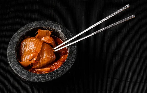 Een Kom Smakelijke Kimchi Gefermenteerde Koreaanse Groenten Eetstokjes — Stockfoto