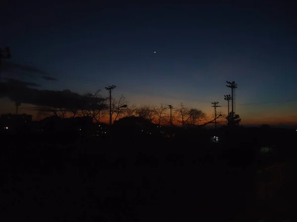 Piękne Ujęcie Drzew Wież Transmisyjnych Sylwetki Tle Zachodu Słońca Niebo — Zdjęcie stockowe