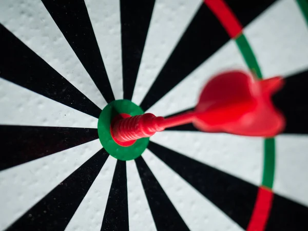 Nahaufnahme Eines Roten Dart Auf Dem Bullauge Einer Dartscheibe — Stockfoto