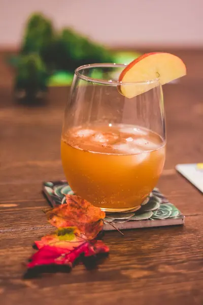 Una Toma Vertical Vaso Jugo Fresco Con Hielo Sobre Mesa — Foto de Stock