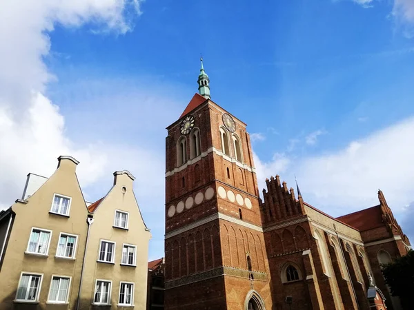 Alacsony Szögű Felvétel Gótikus Templom Szent János Régi Gdansk Lengyelországban — Stock Fotó