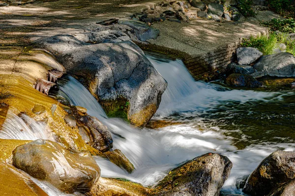 Görüntü Kayaların Üzerinden Akan Bir Akarsuyu Gösteriyor Yavaş Çekimde Dereye — Stok fotoğraf