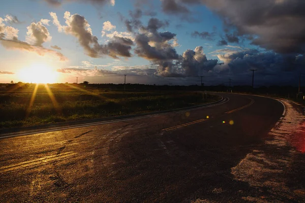 Μια Όμορφη Φωτογραφία Ενός Λαμπρού Ηλιοβασιλέματος Κοντά Ένα Δρόμο — Φωτογραφία Αρχείου