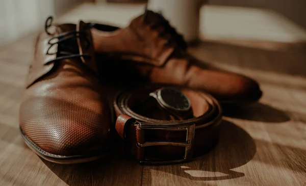 Primo Piano Eleganti Scarpe Marroni Dello Sposo — Foto Stock