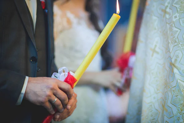 Een Close Shot Van Een Bruidegom Met Een Gele Kaars — Stockfoto