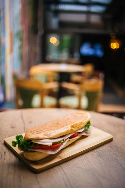 Eine Vertikale Hochwinkelaufnahme Eines Lecker Aussehenden Sandwiches Einem Café — Stockfoto