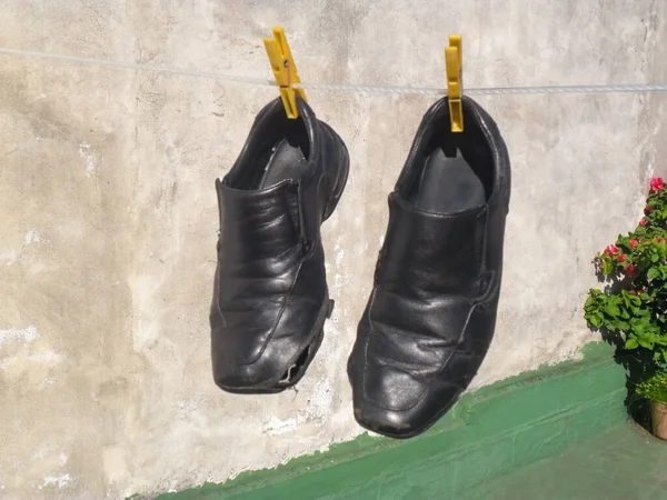Disparo Par Viejos Zapatos Sucios Rotos Cuero Negro Aislados Colgando —  Fotos de Stock