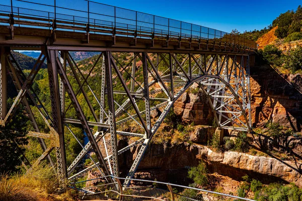 Imagem Mostra Ponte Sobre Desfiladeiro Oak Creek Canyon Norte Sedona — Fotografia de Stock