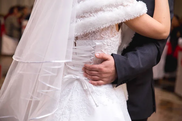 Egy Közeli Kép Vőlegényről Menyasszonyról Amint Táncolnak Esküvőjükön — Stock Fotó