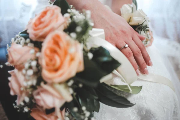 Sposa Che Tiene Suo Bellissimo Bouquet — Foto Stock