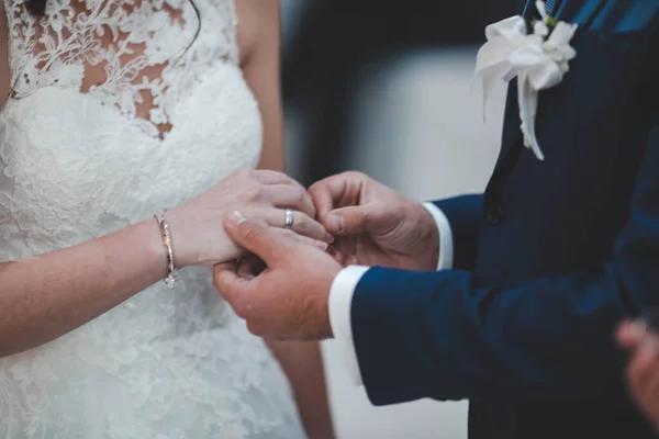 Novio Poniendo Anillo Dedo Novia — Foto de Stock