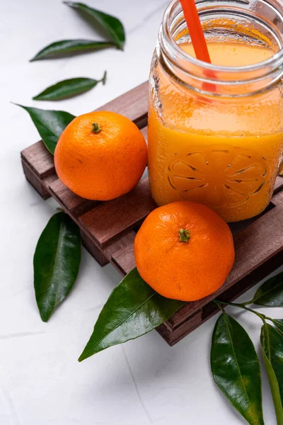 Närbild Färsk Mandarinjuice Glasburk Med Ett Återanvändbart Halm Plast Trälåda — Stockfoto