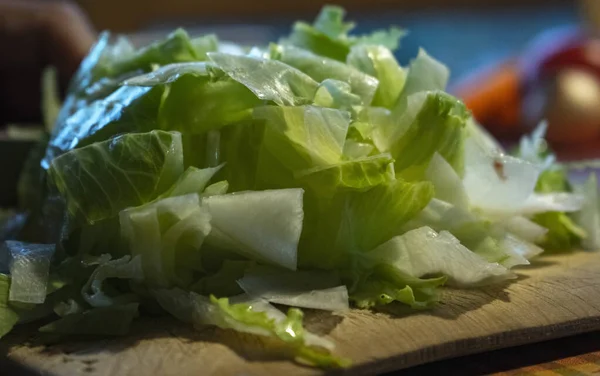 Enfoque Selectivo Hojas Lechuga Rodajas Una Tabla Cortar — Foto de Stock