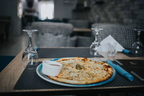 Una Deliciosa Pizza Mesa Del Restaurante — Foto de Stock
