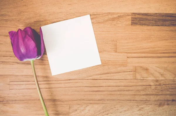 Висококутний Знімок Фіолетового Тюльпана Шматок Паперу Дерев Яній Поверхні Копіювання — стокове фото