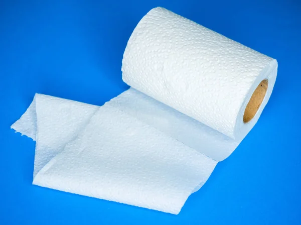 Nahaufnahme Einer Toilettenpapierrolle Auf Blauer Oberfläche — Stockfoto