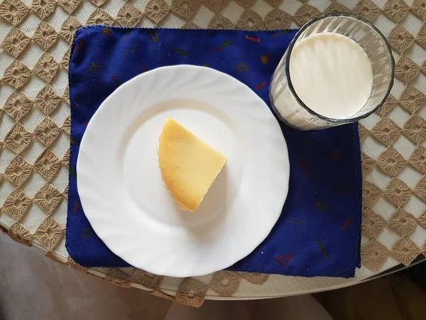 Tiro Alto Ângulo Queijo Leite Uma Mesa — Fotografia de Stock