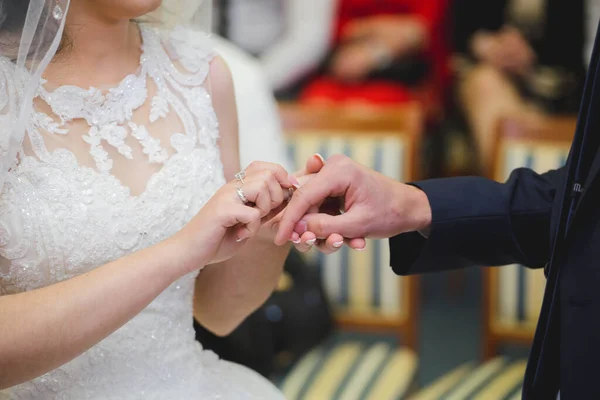 結婚式中に新郎に指輪をつける花嫁のクローズアップ — ストック写真