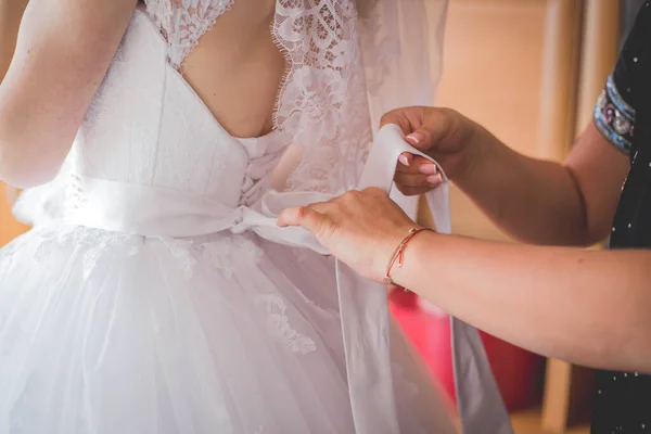 Close Uma Pessoa Amarrando Arco Parte Trás Vestido Noiva — Fotografia de Stock