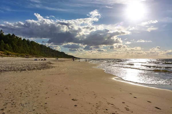 Turistas Distancia Playa Del Mar Báltico Día Soleado Verano — Foto de Stock