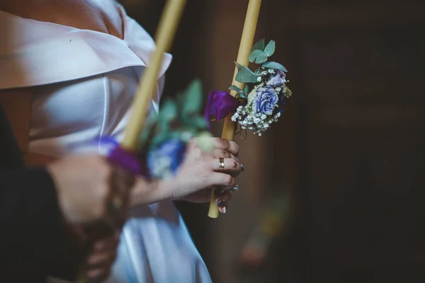 Bruid Bruidegom Die Kaarsen Vasthouden Tijdens Huwelijksceremonie — Stockfoto