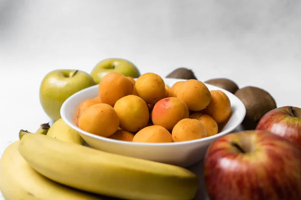 Eine Nahaufnahme Von Aprikosen Der Schüssel Mit Frischen Äpfeln Bananen — Stockfoto