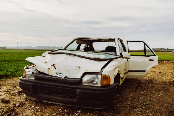フィールド上の古い放棄されたヴィンテージ車のクローズアップショット — ストック写真