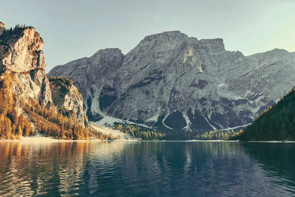 바위투성이의 산들과 이탈리아의 초목으로 둘러싸인 호수의 아름다운 — 스톡 사진