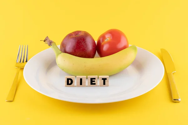 Una Mela Una Banana Pomodoro Piatto Parola Dieta Scritta Blocchi — Foto Stock