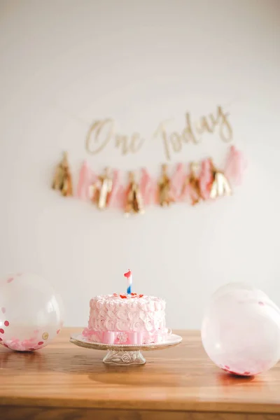 Вертикальний Знімок Рожевого Торта Повітряних Кульок Першого Дня Народження — стокове фото