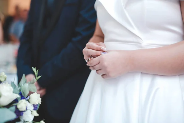 花嫁のクローズアップショットは 彼らの結婚式中に彼女の手を保持します — ストック写真