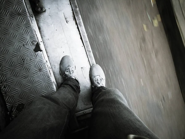 Plan Angle Élevé Homme Debout Sur Bord Escalier Tramway — Photo