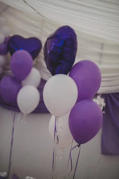 Eine Vertikale Aufnahme Lila Weißer Luftballons Einem Ereignis Mit Verschwommenem — Stockfoto