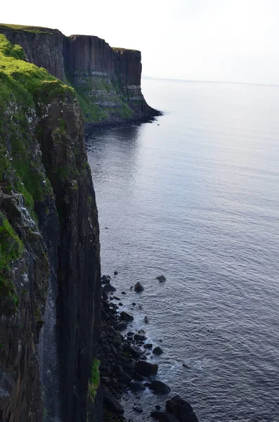Oceano Atingindo Falésias Gigantes Rochosas Skye Island Escócia — Fotografia de Stock