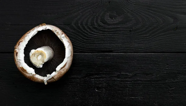 Eine Nahaufnahme Eines Weißen Pilzes Auf Einer Schwarzen Holzoberfläche Kopierraum — Stockfoto