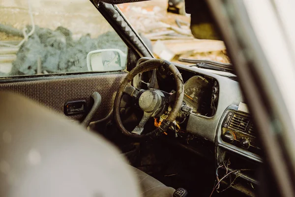 Zbliżenie Starego Porzuconego Starego Samochodu Boisku — Zdjęcie stockowe