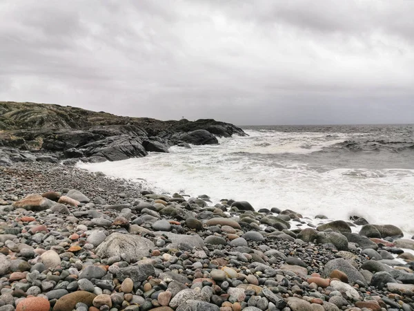 Starka Vågor Som Träffar Den Steniga Stranden Molen Norge Dyster — Stockfoto