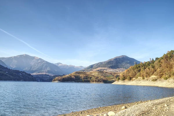 Talya Daki Lago Santa Giustina Gölünü Çevreleyen Tepeler Dağlar — Stok fotoğraf