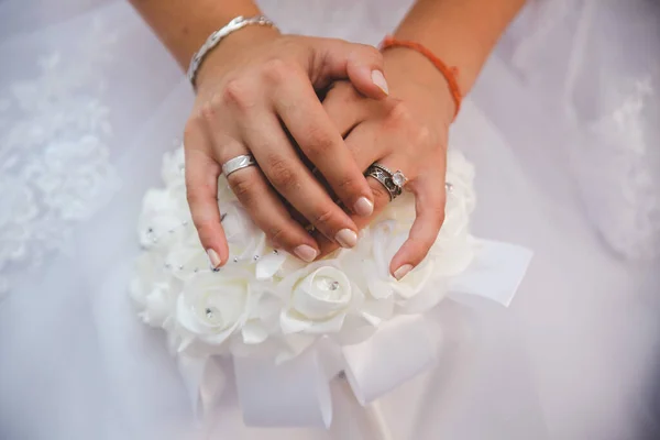 Enfoque Selectivo Mano Una Novia Con Anillo Bodas — Foto de Stock