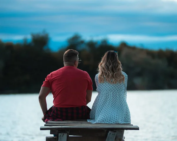 Een Stel Een Tafel Kijkend Naar Het Meer — Stockfoto