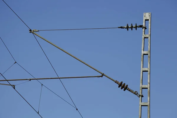 Tiro Ángulo Bajo Líneas Eléctricas Poste Eléctrico Contra Cielo Azul — Foto de Stock